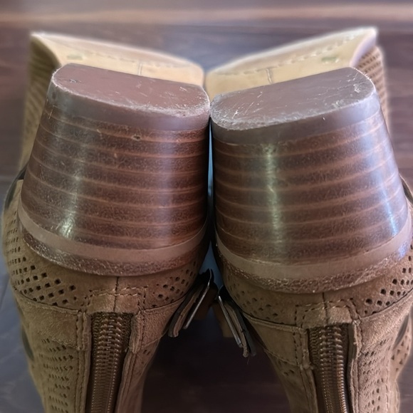 VINCE CAMUTO Brown Perforated Ankle Boots size 8.5 - Picture 7 of 7